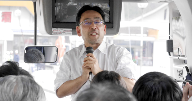 バスの中で講演する藻谷浩介氏