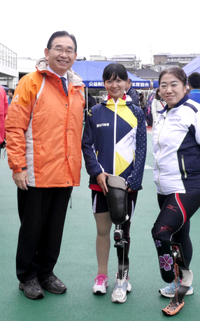 中央・村上選手、右側・高土選手