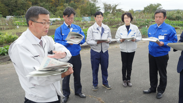 常陸大宮市のスマートモデューロ仮設住宅を視察する県議会公明党