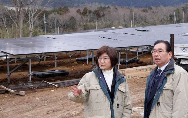 大規模太陽光発電施設を視察する井手よしひろ県議ら