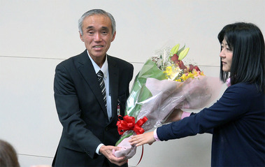 久保田時治へ花束贈呈