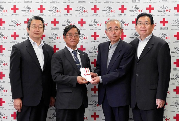 日本赤十字に義援金を届ける