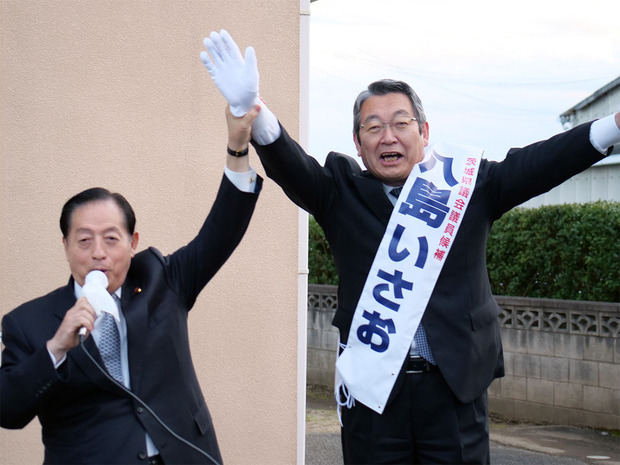 太田前国交大臣の激励を受ける八島いさお候補