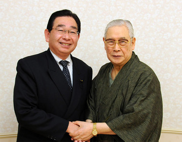 森田実さん(右)と井手よしひろ県議