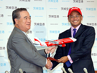エア・アジアXのアズランCEO(右)と橋本昌茨城県知事(2008年7月茨城県庁で:空港対策課より写真提供を受けました)