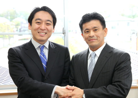 平木だいさく候補(左)と上月良祐候補