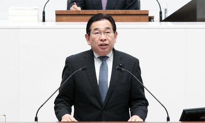 代表質問する井手よしひろ