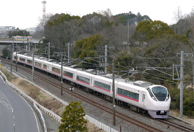 偕楽園下を通り抜けるスーパーひたち