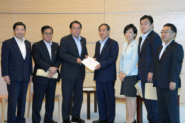 菅官房長官(中央)に提言を手渡す石田政調会長(左隣)ら
