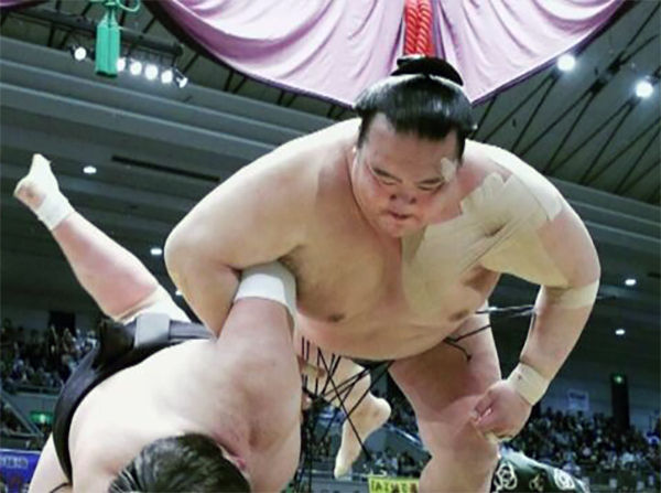 稀勢の里の勝利の瞬間<NHKホームページより>