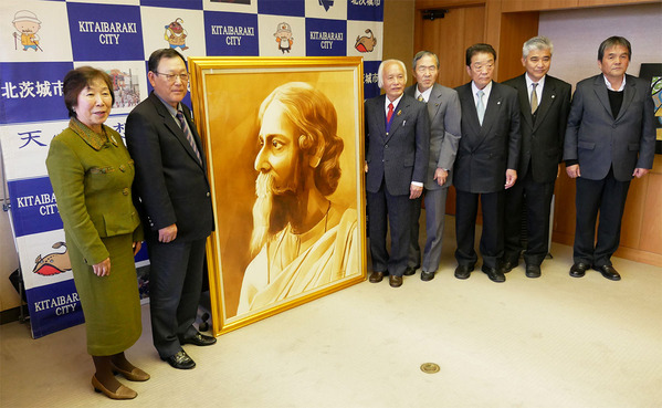 北茨城市役所でタゴールの肖像画の贈呈式