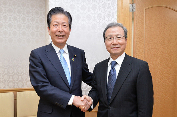 程大使(右)と握手を交わす山口代表