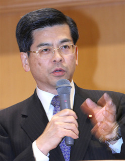 軽減税率や軽自動車税について語る石井啓一政調会長