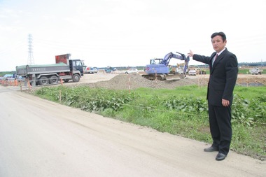 水戸北スマートICの建設現場を視察する高崎進県議