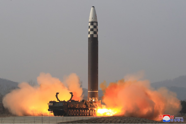 「火星砲-17」発射の写真(朝鮮中央通信)
