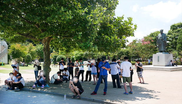 ポケンモンGOに興ずる人々