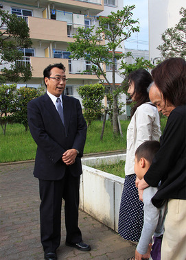 UR賃貸の公営住宅で住民と対話する公明党長沢参議院議員