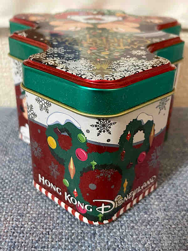 ディズニー関連商品 Memorable Merchandise 香港ディズニーランドのクリスマスシーズンのお菓子 の缶 No Disney No Life ディズニー関連商品 Memorable Merchandise 香港ディズニーランドのクリスマスシーズンのお菓子 の缶 No Disney No Life