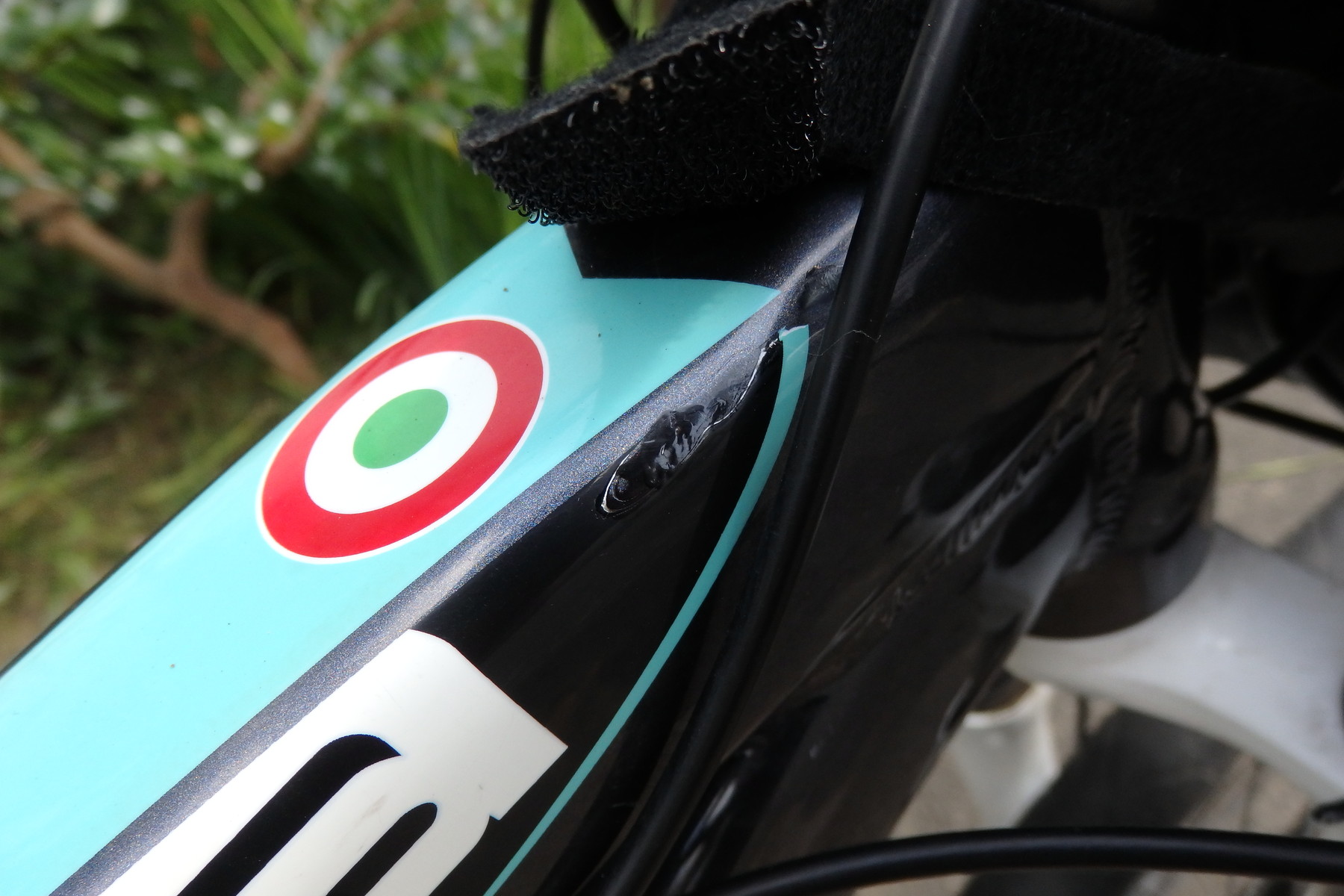 タッチアップペンで自転車の傷を補修した タッチアップペンで失敗するとこういう感じになる とりあえず タッチアップペンで自転車の傷を補修した タッチアップペンで失敗するとこういう感じになる とりあえず