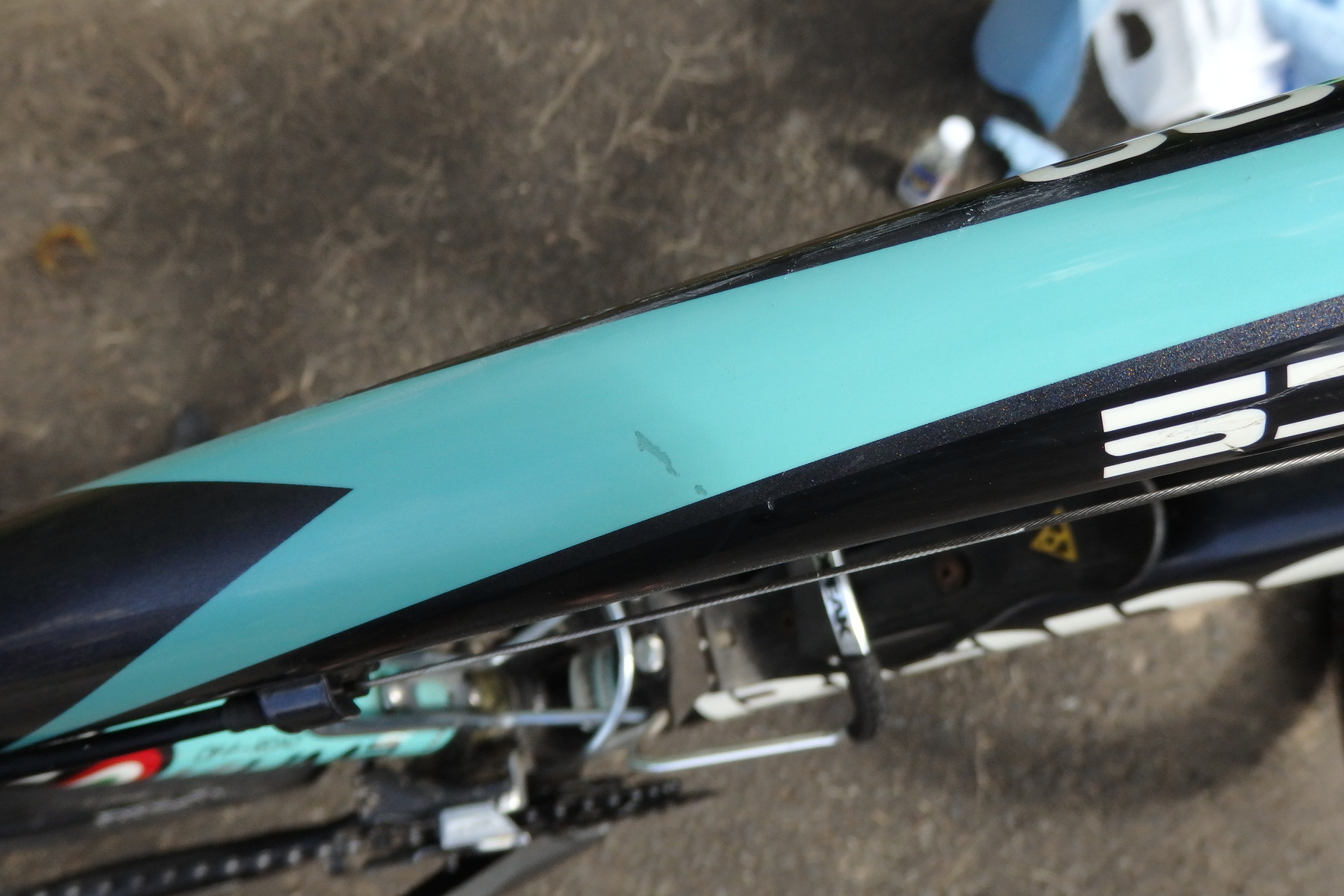 タッチアップペンで自転車の傷を補修した タッチアップペンで失敗するとこういう感じになる とりあえず タッチアップペンで自転車の傷を補修した タッチアップペンで失敗するとこういう感じになる とりあえず