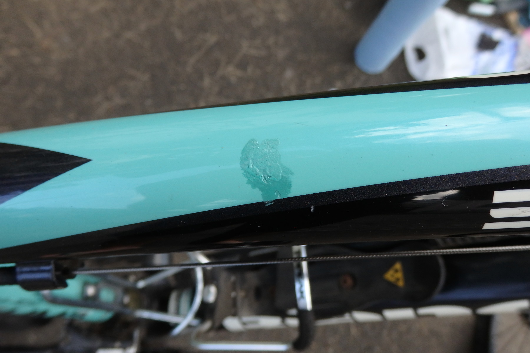 タッチアップペンで自転車の傷を補修した タッチアップペンで失敗するとこういう感じになる とりあえず