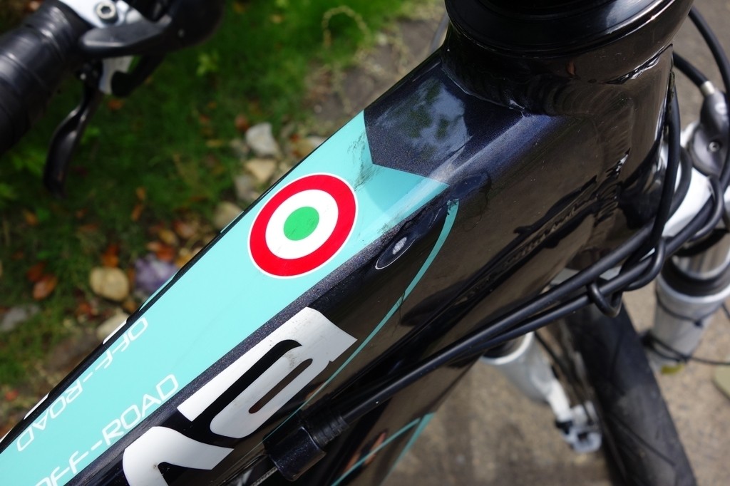 タッチアップペンで自転車の傷を補修した タッチアップペンで失敗するとこういう感じになる とりあえず タッチアップペンで自転車の傷を補修した タッチアップペンで失敗するとこういう感じになる とりあえず
