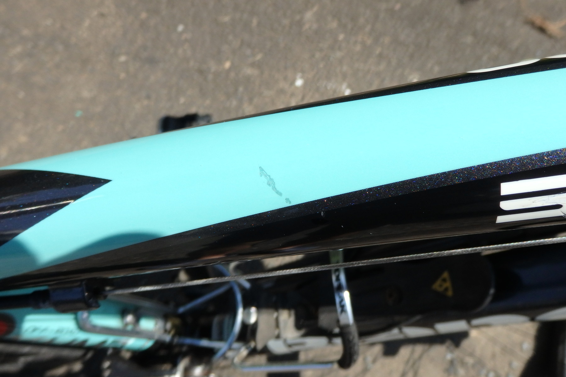 タッチアップペンで自転車の傷を補修した タッチアップペンで失敗するとこういう感じになる とりあえず タッチアップペンで自転車の傷を補修した タッチアップペンで失敗するとこういう感じになる とりあえず