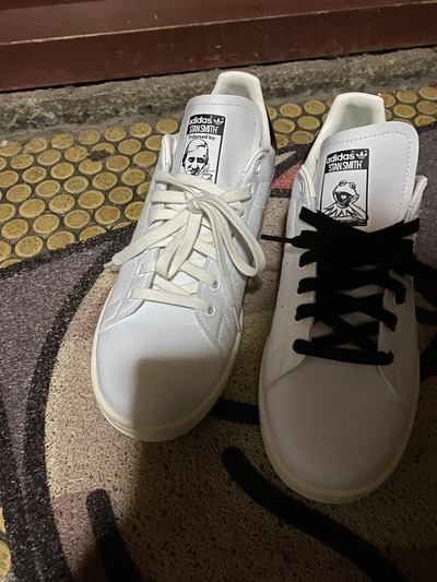 アディダスのスタンスミス、カーミット