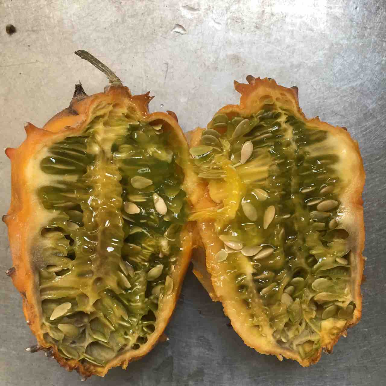 悪魔の実 キワーノを切る 材木屋とゆかいな仲間