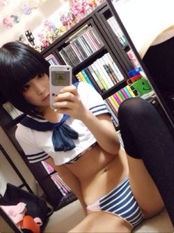 【自撮り】顔出し美少女写メ！しまぱん＋セーラーニーソがエロい！
