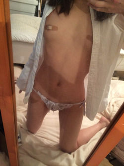 ちっぱいにはノーブラ絆創膏ニプレスがよく似合うwww