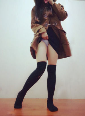 【清楚系ビッチ】エロ自撮りが趣味な黒髪色白パイパン女子画像！