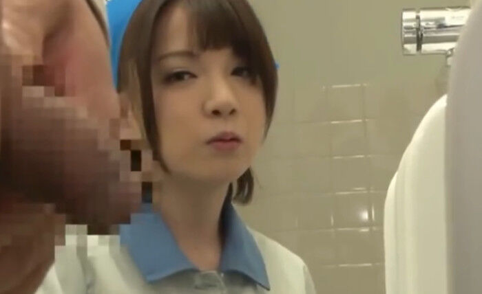 ★【マンコ中出し】放ニョウ姿に欲情した清掃女子がお掃除フェラやハメ撮りで性欲を満たす！！