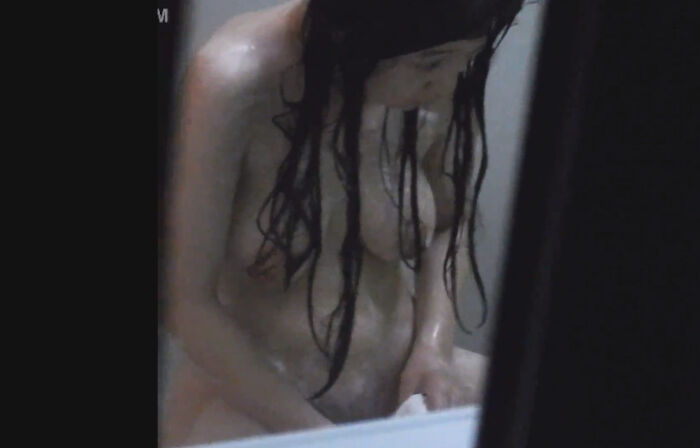 ★【衝撃映像】マン毛のお手入れ中の巨乳美女に ”盗●バレ” するこの動画がやばすぎる件・・・