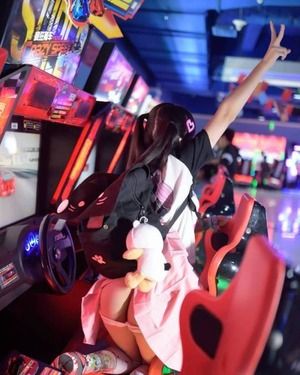ゲーセンで半尻ローライズ縞パンとか卑猥さがしゅごいwww
