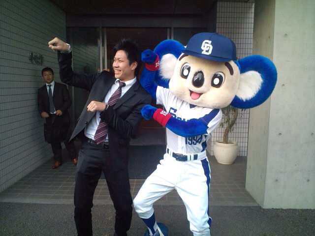 ドアラってあの顔のまま首へし折ってきそうだよな ドラドラ ドラゴンズ