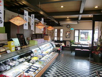 あじ福店内