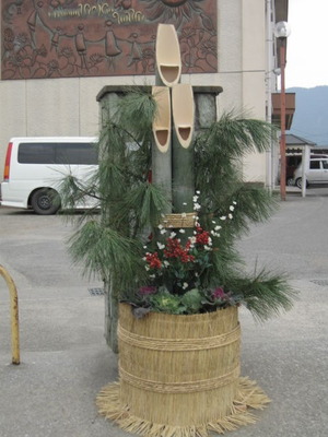 2012年姶良小学校門松