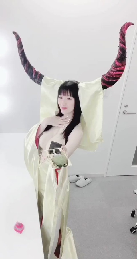 Vegaちゃんに作って貰ってるキアラの衣装 70 でおはぎコント Vegaちゃんに作って貰ってるキアラの衣装 70 でおはぎコント