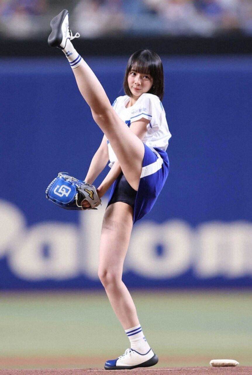 【朗報】Mリーガー岡田紗佳の始球式www