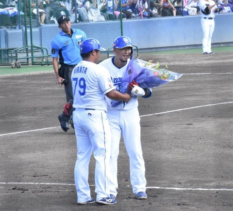 【9/15 D4-8T】中田翔、2軍最後の打席は遊飛、高校の先輩・平田コーチから花束贈呈