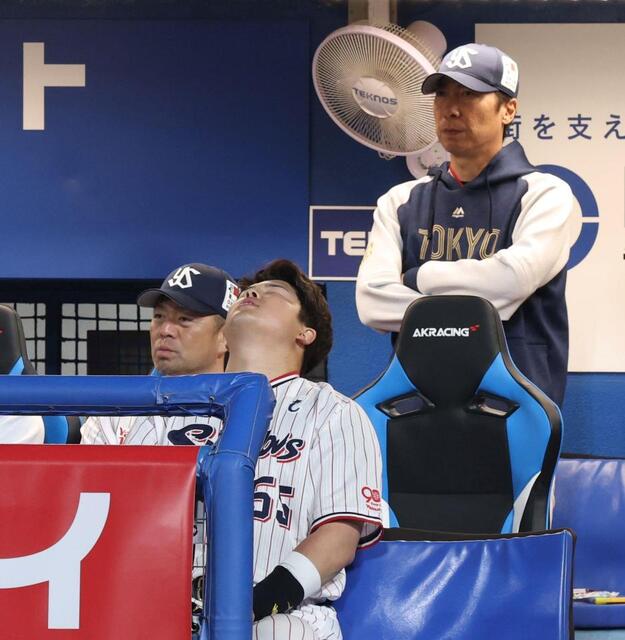 【悲報】4/17復帰のヤクルト・村上がその日に故障　高津監督「再発ですね」