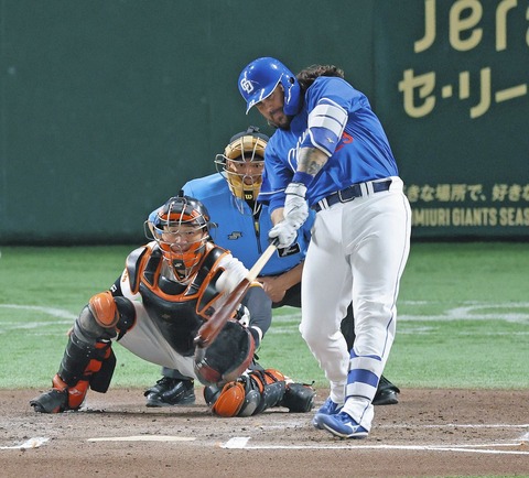 チェイビス、3号ソロは いままでNPBロゴの関係で使えなかった愛用バットから！！