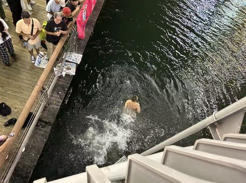 【悲報】阪神優勝直後に2人道頓堀川へダイブ　警察官に引き上げられる