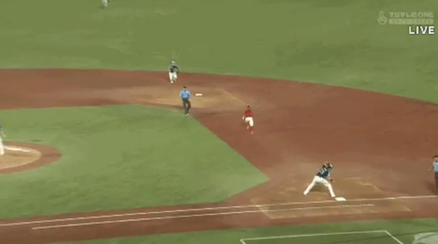 【悲報】ヤクルトスワローズさん、一塁に牽制しただけで点が入ってしまうｗｗｗ