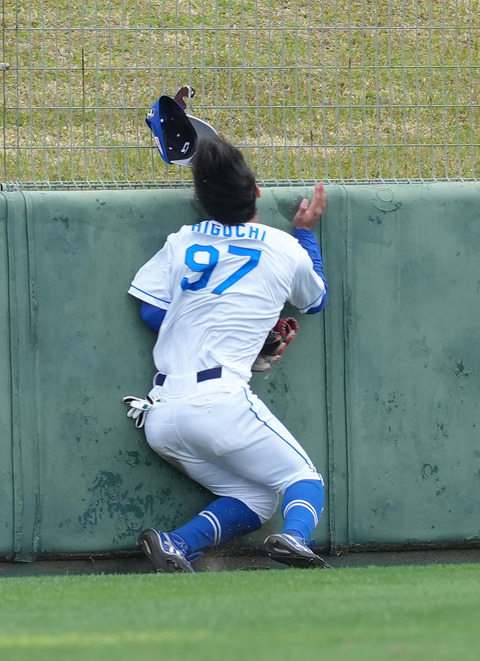 【悲報】新庄監督激怒「中日のキャンプ地はプロが使うレベルじゃない」