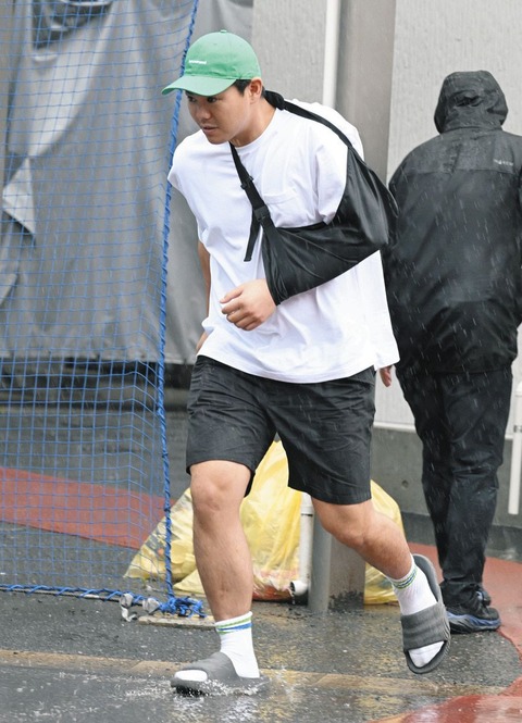 【悲報】高橋周平、ナゴヤ球場に姿も脱臼の左腕はまだ腫れがある状態