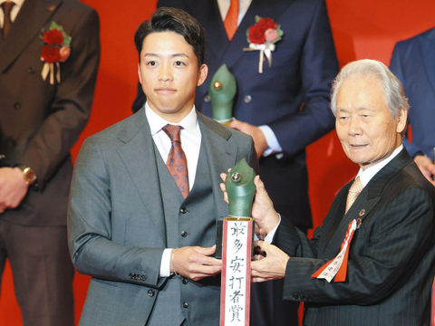 【中日】岡林勇希、最多安打とベストナインの二冠！「タイトル取れてよかった」【NPB AWARDS】