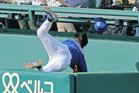 【悲報】中日 福永裕基、カメラマン席に飛び込み担架で退場…