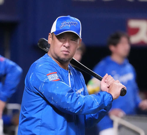 【悲報】中日松中信彦コーチ、打撃の手本見せるもフェン直連発で「入らん。やっぱ広いわ」